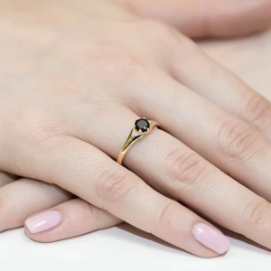 Złoty pierścionek zaręczynowy z Szafirem 0,50ct i Diamentami próby 585. W-0076SZ